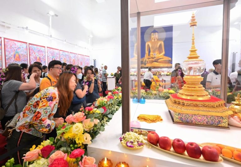 Visitors-viewing-the-relics