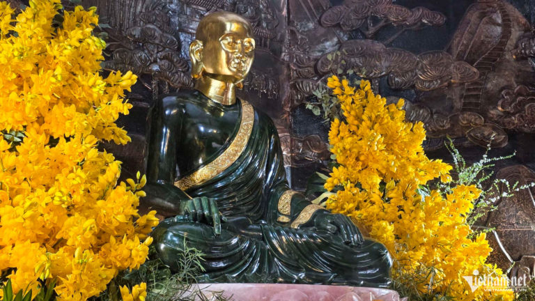 a-300-year-old-mountain-temple-draws-pilgrims-with-rare-jade-buddha-9673ea04828d414c8022b7c27937f453-7